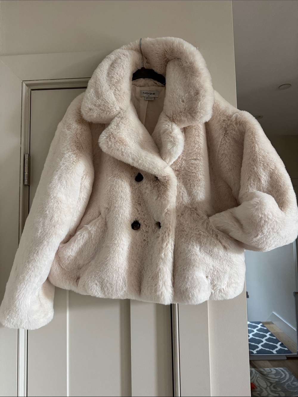 Noize Cream Faux-Fur Double-Breasted Jackert